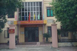 Người đàn ông cướp xe máy, lao vào trụ sở cảnh sát dọa đâm chém