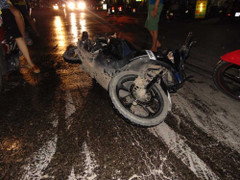 Dầu tràn giữa đường, hàng chục xe máy liên tiếp gặp tai nạn