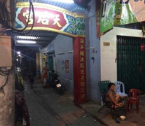 Đâm chết bạn nhậu, nam thanh niên khóc nấc trong vòng tay mẹ