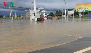 Quốc lộ 1A ngập nặng do mưa lũ