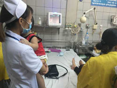 Một phút sơ ý của mẹ, bé 2 tuổi bị máy xay sắn nghiền nát bàn tay