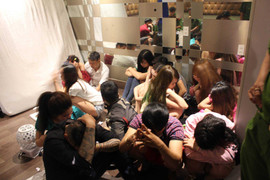 Hàng chục 'dân chơi' thuê khách sạn giữa Sài Gòn để 'bay lắc'