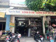 Xông vào nhà dân, kề dao vào cổ bé gái để tống tiền