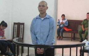 'Yêu râu xanh' ngoan cố chối tội khi ra tòa