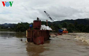 Giải cứu thành công 6 công nhân bị kẹt giữa sông do mưa lớn