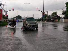 'Ma men' lái xe hơi vượt đèn đỏ, tông liên hoàn 2 xe máy