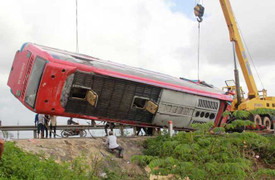 Xe khách lao xuống ruộng lúa, 3 hành khách bị thương