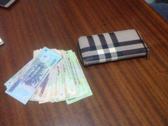 Nữ sinh phóng xe, 'tung cước' hạ gục tên cướp giữa đường