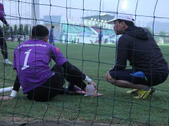 HLV Hữu Thắng lo lắng khi Nguyên Mạnh bị lật cổ chân