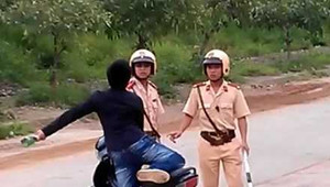 Không chịu ký biên bản vi phạm còn lao vào đánh công an