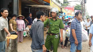 Nam thanh niên nghi 'ngáo đá' đâm đầu vào xe khách