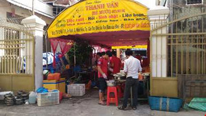 Bị đám cưới bít cổng, tòa phải hoãn xử 2 vụ án hình sự