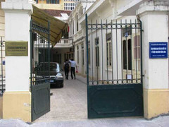 Cán bộ đánh tiến sĩ 76 tuổi: Sở Ngoại vụ Hà Nội họp khẩn