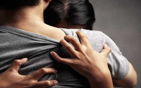 Sau khi vào nhà nghỉ với cán bộ xã, một phụ nữ ngất xỉu