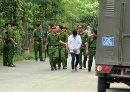 Thực nghiệm hiện trường vụ vợ con cán bộ huyện bị sát hại trong biệt thự