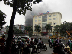 Hà Nội: Đang cháy lớn trên đường Trần Khát Chân