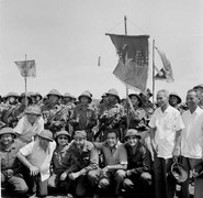 Hình ảnh Fidel Castro cùng bộ đội Việt Nam giữa tuyến lửa Quảng Trị năm 1973