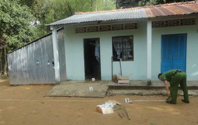 Đập phá nhà dân lúc nửa đêm, côn đồ bị kính đâm thủng phổi