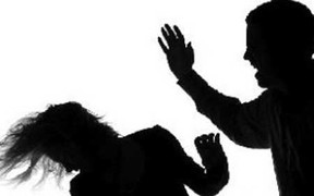 Đòi chia tay, cô gái bị bạn trai lột đồ giữa chốn đông người