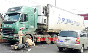 Đấu đầu xe tải, 2 người trên xe máy nguy kịch