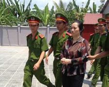 Vợ nguyên bí thư xã đốt xác phi tang thoát án tử?