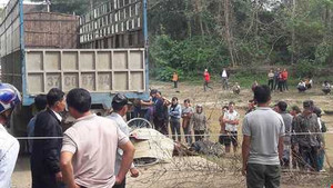 Xót xa bé lớp 2 bị xe tải cán chết trên đường đi học về