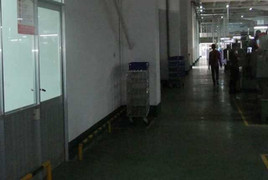 Nam thanh niên bị đồng nghiệp cầm kéo đâm thủng tim