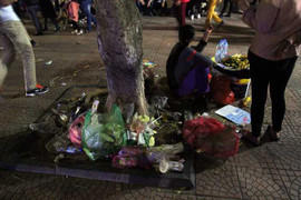 Ảnh: Sau đêm Noel, rác ngập phố đi bộ, tràn cả xuống lòng đường