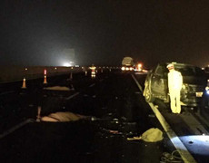 Dừng ôtô thay lốp trên cao tốc, 2 người bị xe bồn tông chết thảm