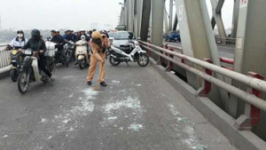 Chiến sĩ CSGT tay không dọn kính vỡ trên cầu Chương Dương