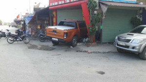 Côn đồ truy sát, dùng ô tô húc gãy chân đối phương