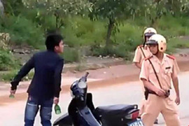 Người vi phạm gọi đồng bọn đến đánh CSGT