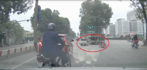 Video: Cô gái thoát chết thần kỳ dưới gầm container