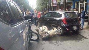 Hàng chục người dân nâng ô tô cứu bé gái mắc kẹt dưới gầm