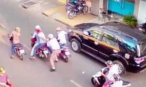 Băng trộm người nước ngoài suýt cướp 2 tỷ đồng giữa Sài Gòn