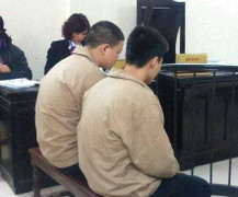 Nghi bị phản bội, nam thanh niên đẩy bạn gái từ tầng 2 xuống đất