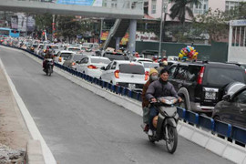 Vượt dải phân cách, xe máy đi ngược chiều 'thách thức' xe buýt nhanh