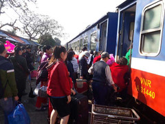 Đông nghẹt tàu vào Nam, khách lổm nhổm ngồi ghế nhựa