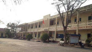 Thầy giáo bị tố đánh nữ sinh, website trường học dính link 'độc'