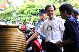 Dẹp 'cướp' vỉa hè ở TP.HCM: Chủ tịch phường Bến Thành gõ cửa nhắc nhở từng hộ dân lấn chiếm