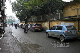 Phố nhỏ, ngõ nhỏ Thủ đô chật cứng xe ô tô