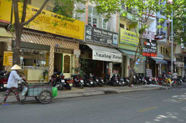 Thanh niên bị chém gục trên đường, cạnh khẩu súng ngắn