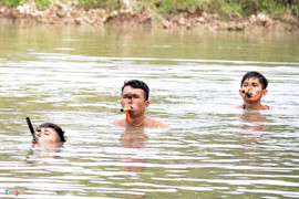 Ảnh: Lính đặc công ở miền Tây tập luyện giấu mình dưới nước