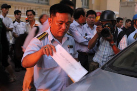 Lần đầu tiên, ông Hải cho tháo niêm phong, không cẩu xe vi phạm
