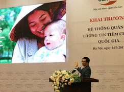 Nụ cười rạng rỡ của bà mẹ đội nón rách và y tế Việt Nam