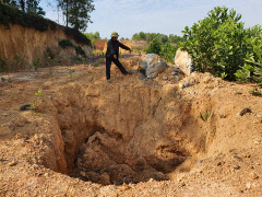 Chất lạ bốc mùi hôi thối trong những hố chôn bí mật ở Hà Nội rất độc hại