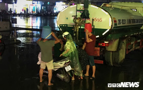 Dân Thủ đô lặn lội đêm hôm mưa gió xách từng xô nước về nhà