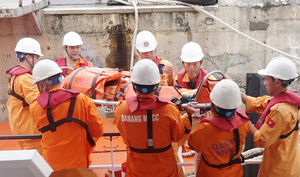 Tàu SAR xuyên đêm ra khơi cứu thuyền viên bị chấn thương sọ não