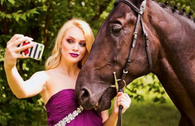 Cô gái kết hôn hợp pháp với ngựa tạo 'làn sóng' cưới thú cưng tại Thuỵ Điển