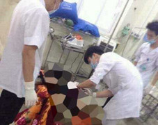 Buồn chán chuyện gia đình, một bác sĩ tẩm xăng tự thiêu